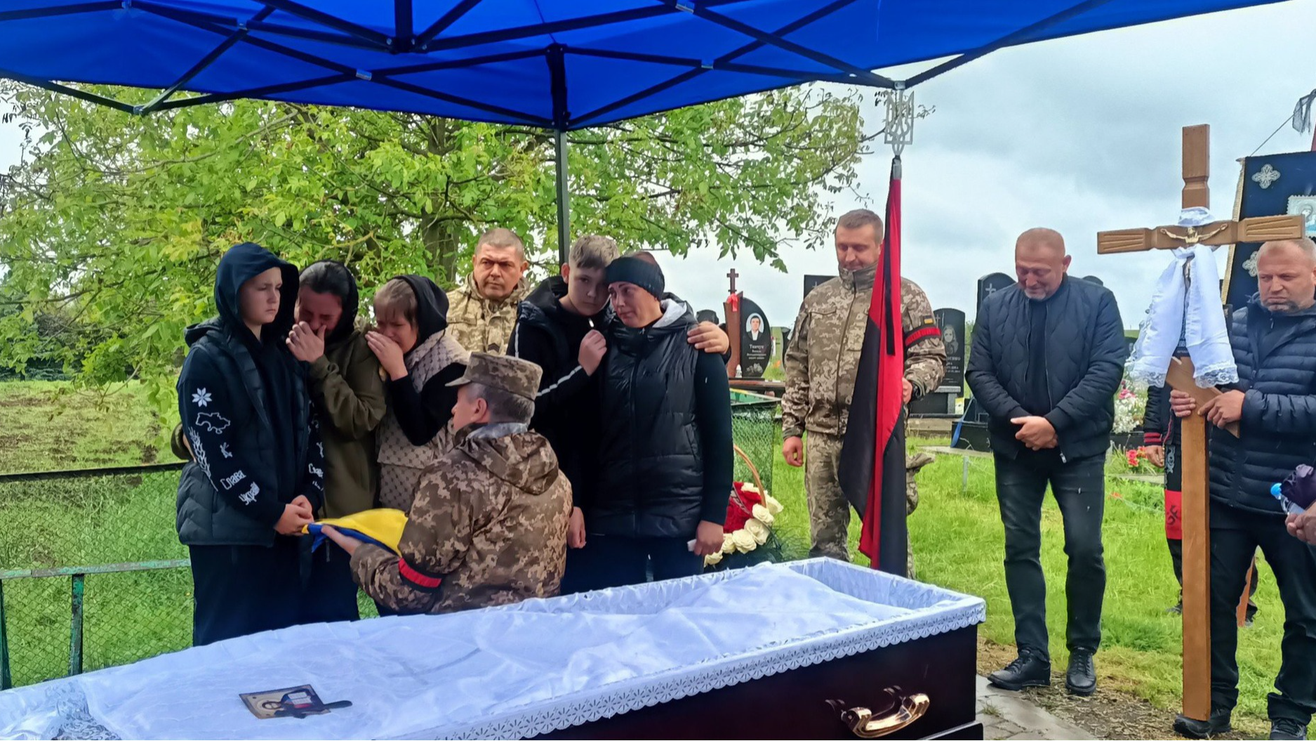 Без надійного плеча залишилися дружина, син та донька: на Волині попрощались з Героєм Павлом Плисюком