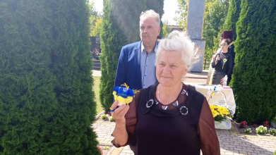 На Волині мати загиблого воїна встановила Хрест материнської любові на Алеї Слави