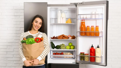 Зіпсуються зі швидкістю світла: які продукти категорично не можна зберігати на дверцятах холодильника