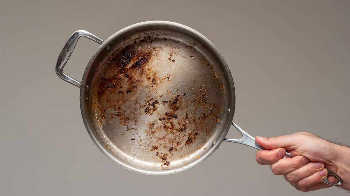 Заблищить, як нова усього за 10 хв: як очистити пригорілий шар від їжі на каструлі