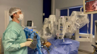Хірурги з допомогою робота видалили жінці семисантиметрову пухлину