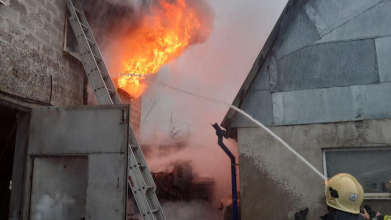 Працювало 18 рятувальників: у Луцьку сталася пожежа в гаражному секторі