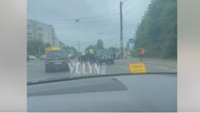 Дивна ДТП у Луцьку: водій не зупинився на вимогу поліцейських і врізався у два авто