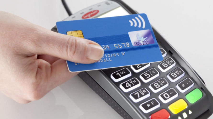 Продуктові магазини, аптеки й АЗС прийматимуть банківські картки