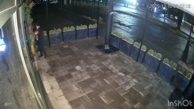 У Луцьку на очах в дружини чоловік поцупив новорічний декор з кафе