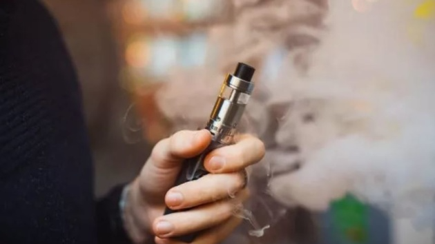 В Україні заборонять паління електронних сигарет у громадських місцях