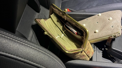 Хотіла проскочити «зеленим коридором»: на Волині зупинили жінку з валютою понад півтора мільйона гривень