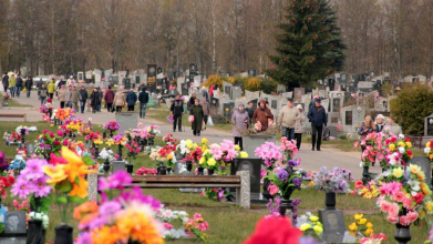 «Навіщо померлим штучні квіти?» Кладовища біля Луцька «зацвіли» похоронними вінками