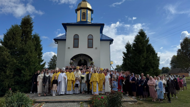 На Волині після пожежі відбудували храм: його освятив митрополит Михаїл