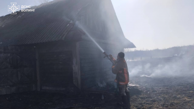 Через випалювання трави на Волині горіли будинок та господарська споруда