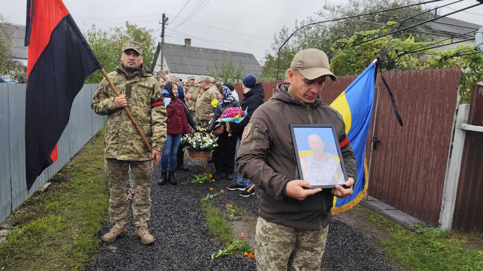 Овдовіла дружина, без батька залишились сини: на Волині попрощались з Героєм Віктором Мельничуком