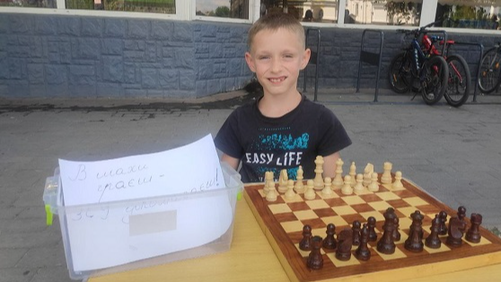У Луцьку восьмирічний хлопчик грою у шахи заробляє гроші на ЗСУ