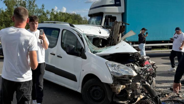 Від удару вантажівка перекинулася на бік: біля Луцька сталася ДТП