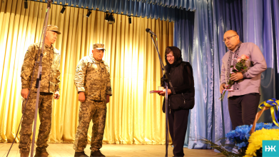 Загинув на Дніпропетровщині, захищаючи Україну: матері полеглого Героя з Волині вручили державну нагороду сина