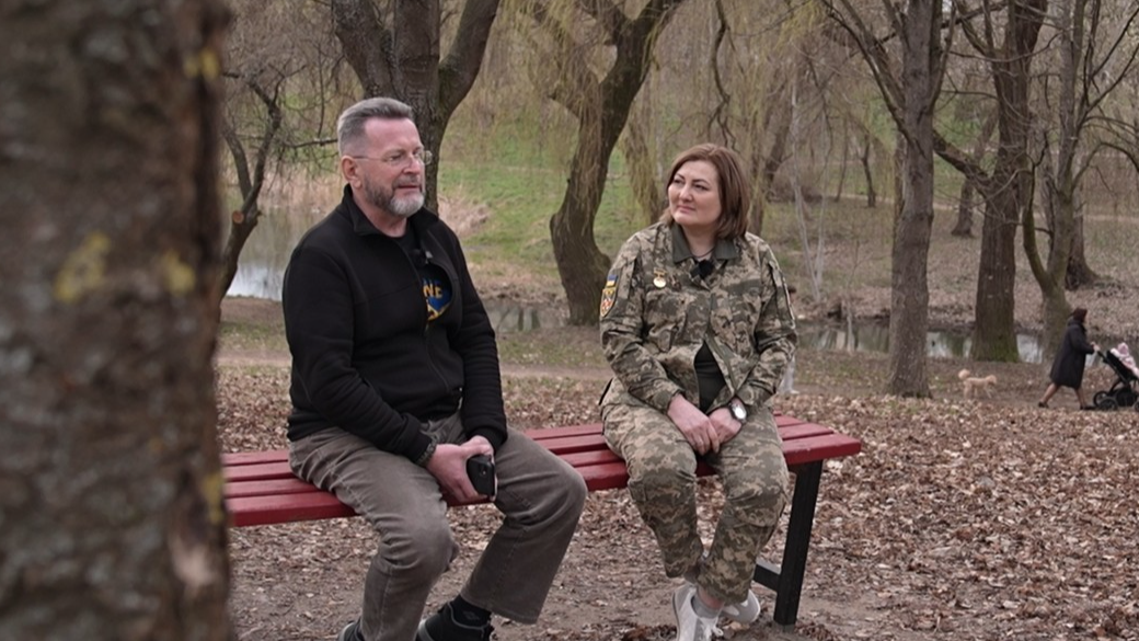 52-річна лучанка служить мінометницею у бойовому підрозділі, а її чоловік волонтерить