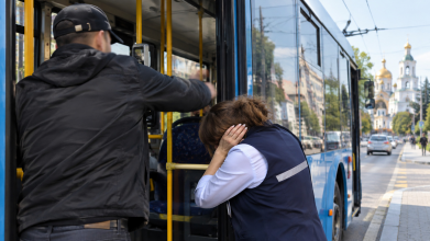 Пасажири побили кондукторку в тролейбусі у Рівному: жінку госпіталізували