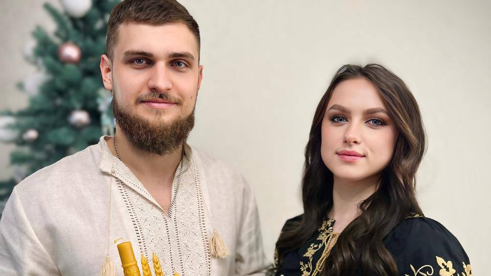 На Волині подружжя розвиває бджільництво та створює різдвяні свічки з воску