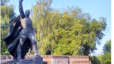 Під захистом держави: у місті на Волині досі не знесли радянські меморіали