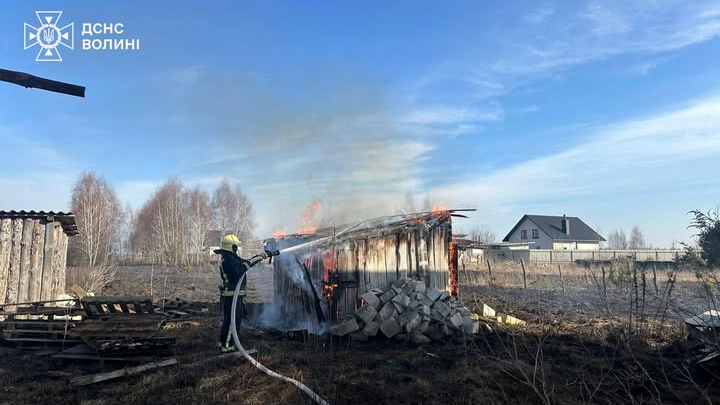 «Полтавський палій перебрався на Волинь»: невідомий підпалив суху траву, а загорілася будівля