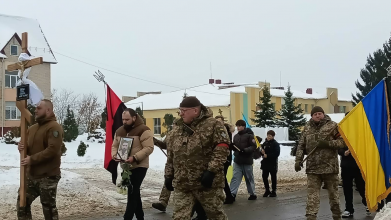 Серце зупинилося під час лікування: на Волині попрощалися з молодим військовослужбовцем Денисом Деркачем