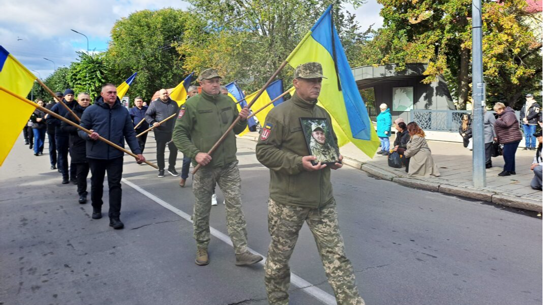 Ще один синьо-жовтий стяг злетів над могилою Героя: на Волині попрощалися із Сергієм Панасюком