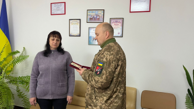 Проходив реабілітацію, але серце зупинилося внаслідок важких поранень: на Волині дружині Героя вручили його посмертну нагороду