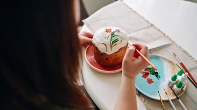 Прикрашає петриківським розписом: волинянка перетворює паски на витвори мистецтва