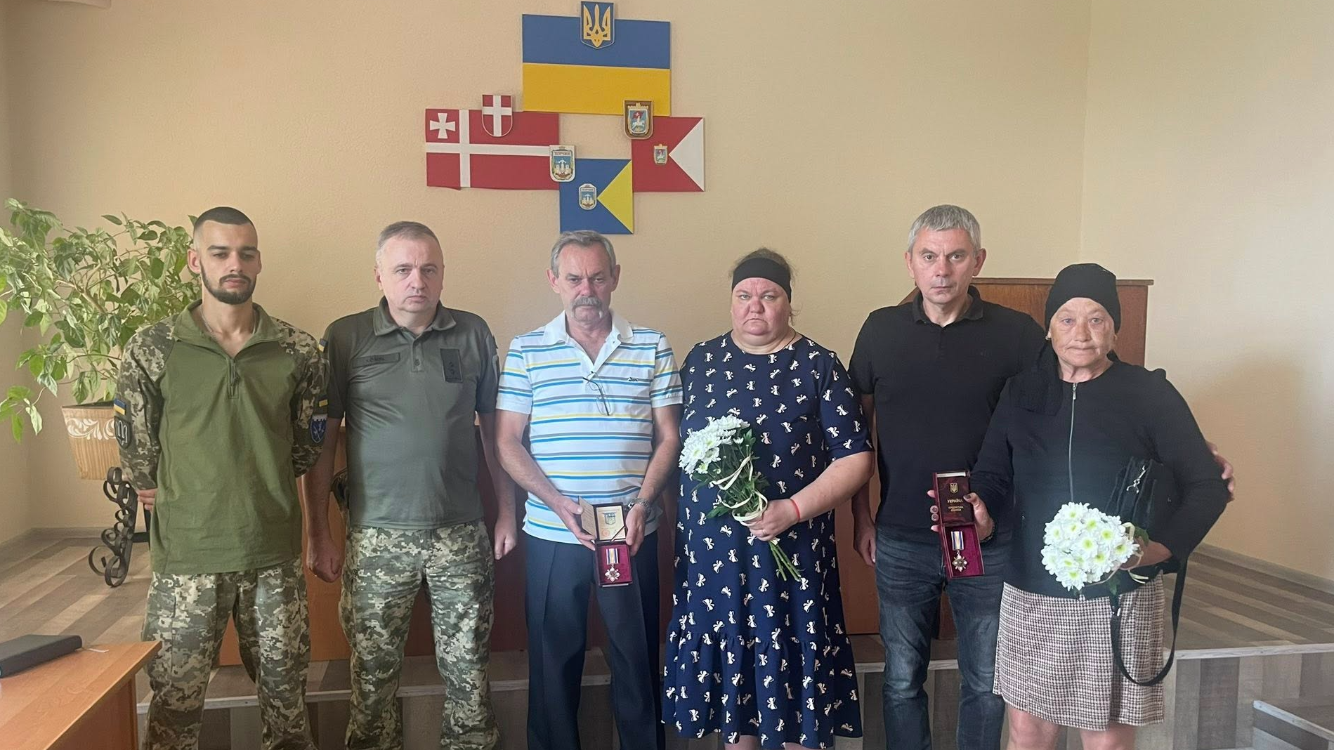 Відзнаки Героям: у громаді на Волині рідні загиблих воїнів отримали ордени «За мужність»