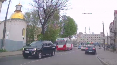 У Луцьку - ДТП: зіткнулися позашляховик та тролейбус