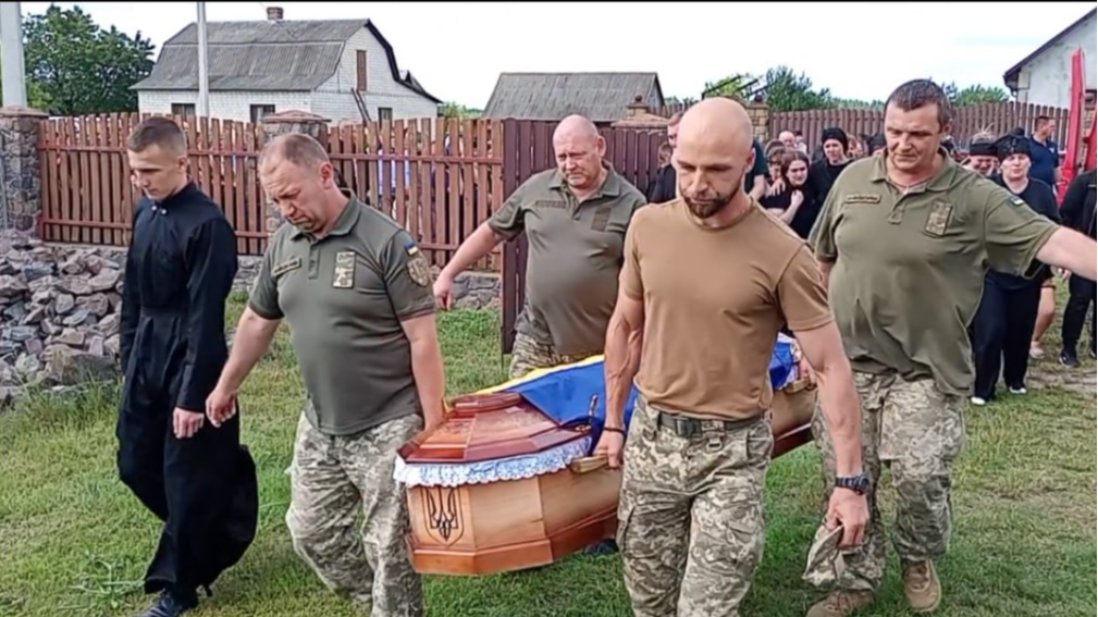 Герой помер від тяжких поранень на війні: на Волині попрощалися із Захисником Валентином Вавелюком