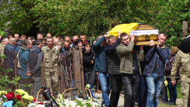 На Волині сотні людей провели в останню дорогу Героя Володимира Кміна