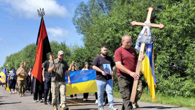 Понад рік вважався зниклим безвісти: на Волині всім селом прощалися з молодим Героєм Адамом Савчуком