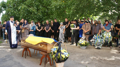 Не встиг натішитися першою онучкою: на Волині провели в останню дорогу воїна Олексія Калюха