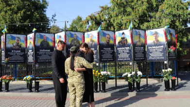 Донечка та син Героїв з’явилися на світ після загибелі своїх батьків: на Волині родинам полеглих воїнів вручили посмертні ордени