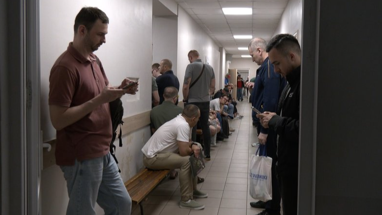 У Луцьку в позаштатній ВЛК - величезні черги: що відомо