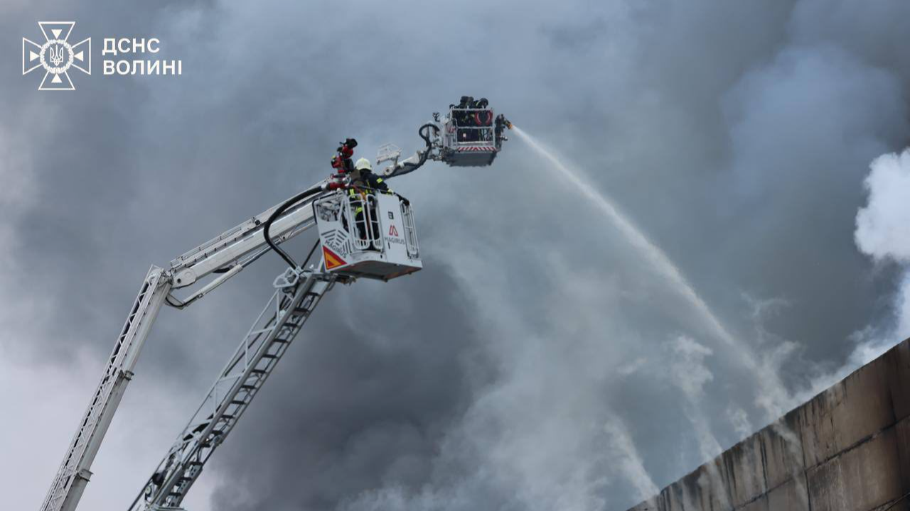 Показали фото з місця пожеж після атаки шахедів у Луцьку