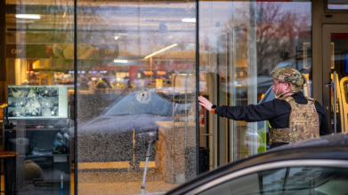 Теракт у Києві: з’явилось відео, як поліцейські втекли після перших пострілів, дитина залишилась в епіцентрі