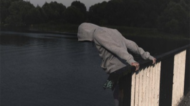 У Луцьку неповнолітня дівчина ледь не кинулася з мосту