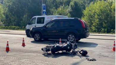 У місті на Волині водій автівки виїжджав з парковки та збив мотоцикліста