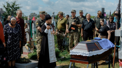 Кращі сини України йдуть у Небесне військо: на Волині в останню дорогу провели загиблого воїна Анатолія Захарчука