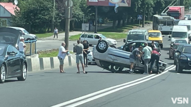Авто перекинулось на дах: у Луцьку – аварія на мосту