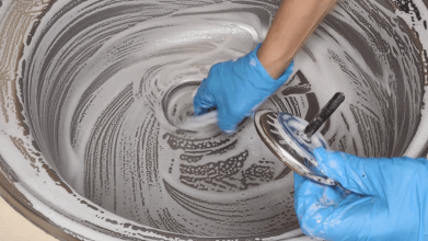 Бруд та жир зникнуть за мить – все завдяки зубній пасті, соді і господарському милу