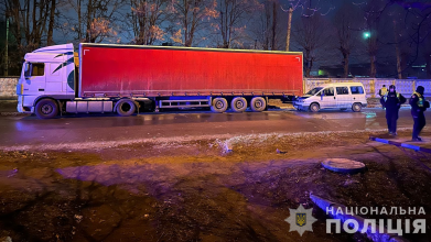 П'яний водій на мікроавтобусі зіткнувся з припаркованим тягачем: деталі аварії у Луцьку