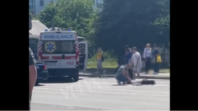 У Луцьку на проспекті Відродження легковик збив жінку. Відео