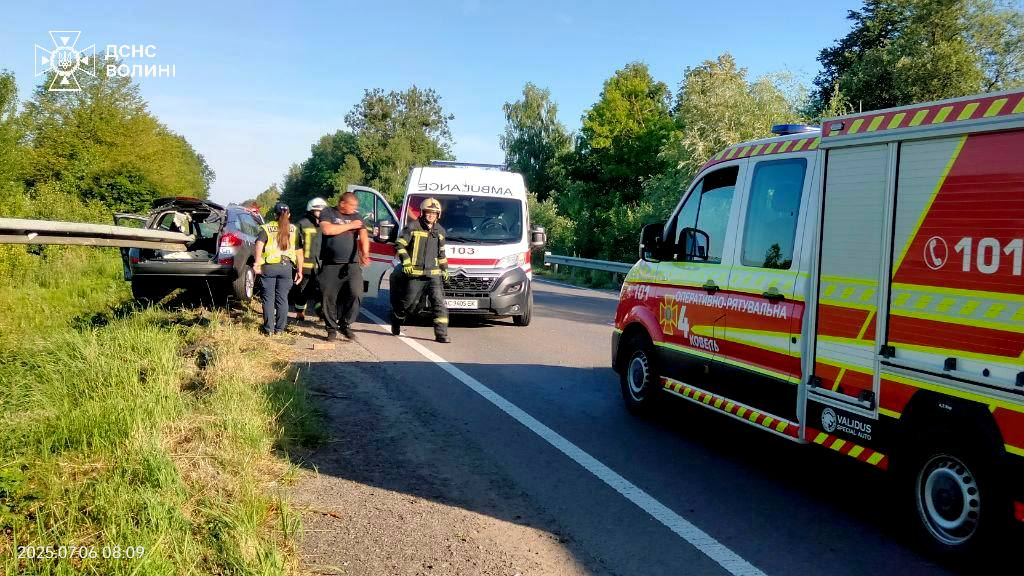 Відбійник наскрізь проштрикнув авто: у водія, який травмувався у жахливій ДТП на Волині, - неповна ампутація руки.