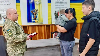 Родинам двох полеглих Захисників із Волині передали їхні посмертні нагороди