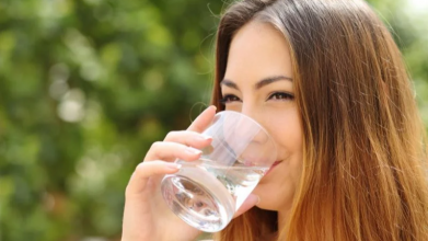 Скільки води потрібно пити щодня: як уникнути зневоднення і не переборщити