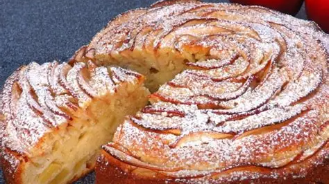 Аромат осені: простий яблучний пиріг, який завжди вдається