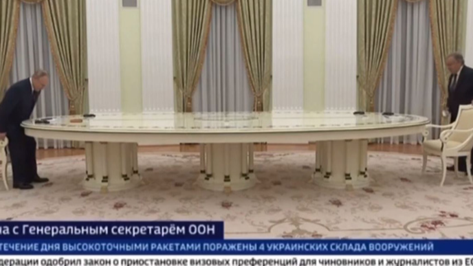 путін за довгим столом сказав генсеку ООН, що розраховує на домовленості з Україною