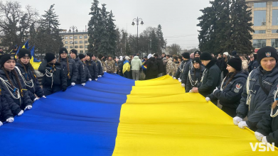 «Ланцюг Єднання» у Луцьку: сотні людей із прапором України відзначили День Соборності